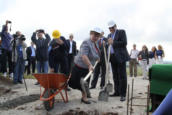 Zlatibor, 27.06.2011. polaganje kamena temeljca za prvu elektranu na solarni pogon u Srbiji, generalni direktor Kompanije "Dunav osiguranje", mr Mila Jezdimirović